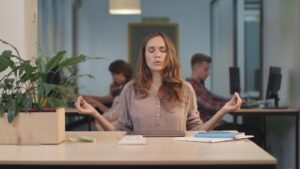 La micro méditation une pause bien-être au bureau