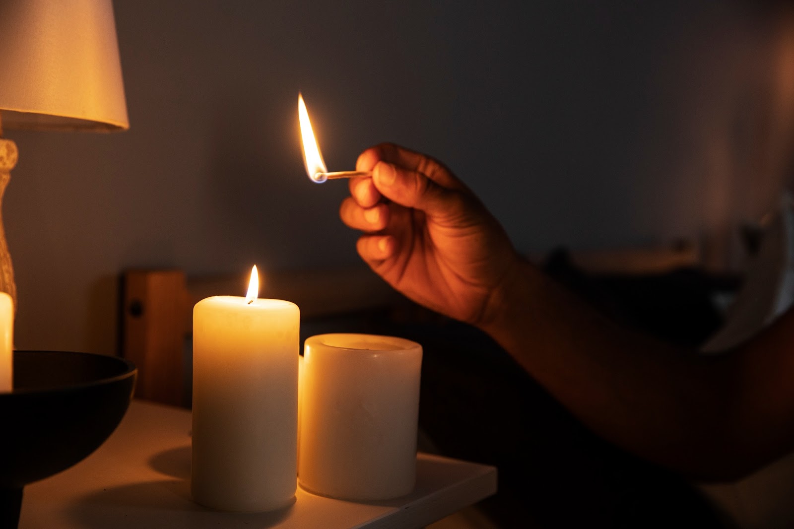 Intégrer la méditation à la bougie à sa routine du soir pour mieux dormir