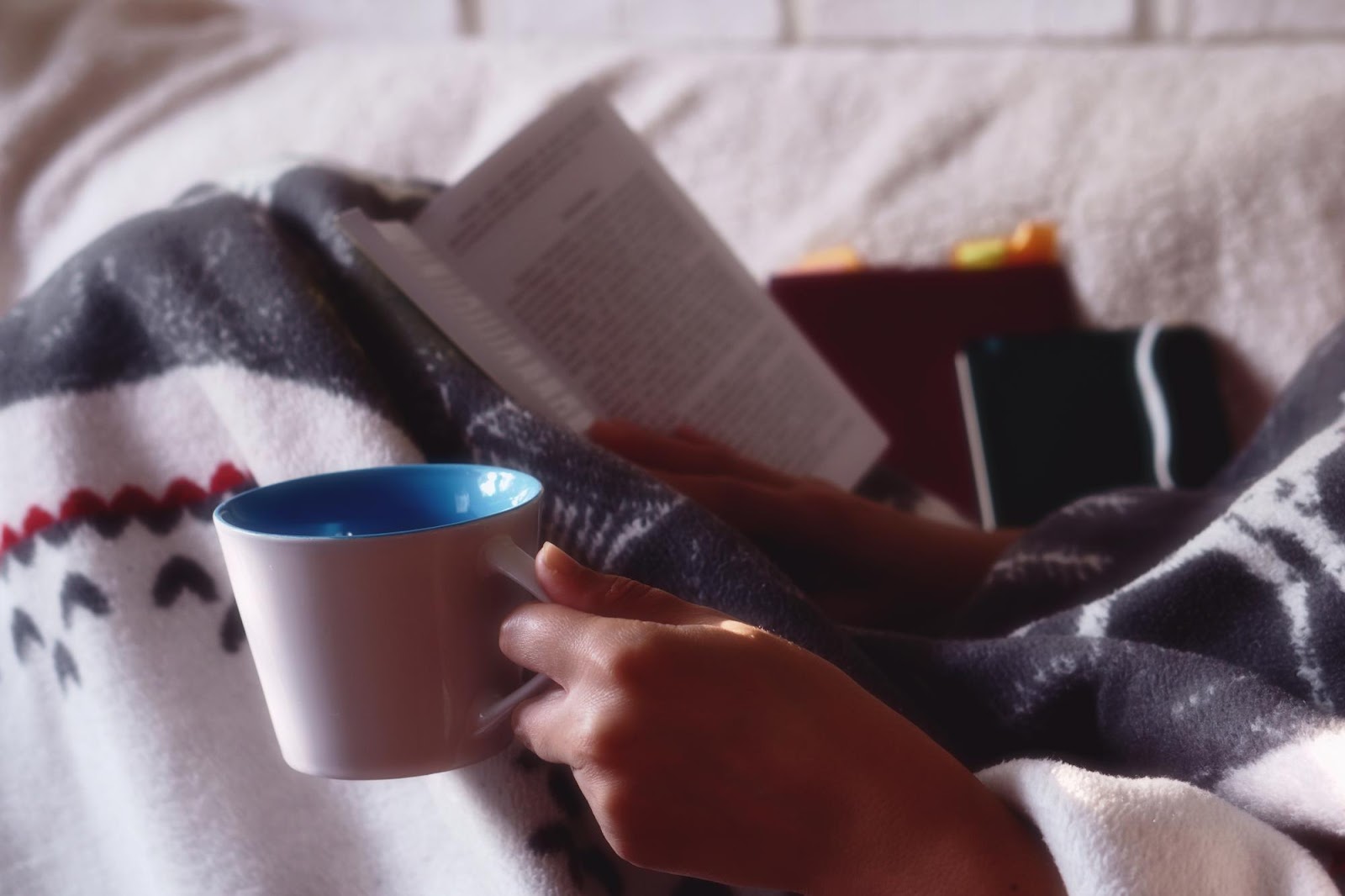 lire un livre, boire une tisane,... des petits gestes que vous pouvez inclure à votre routine du sommeil